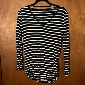 GAP V-neck long sleeve - size small